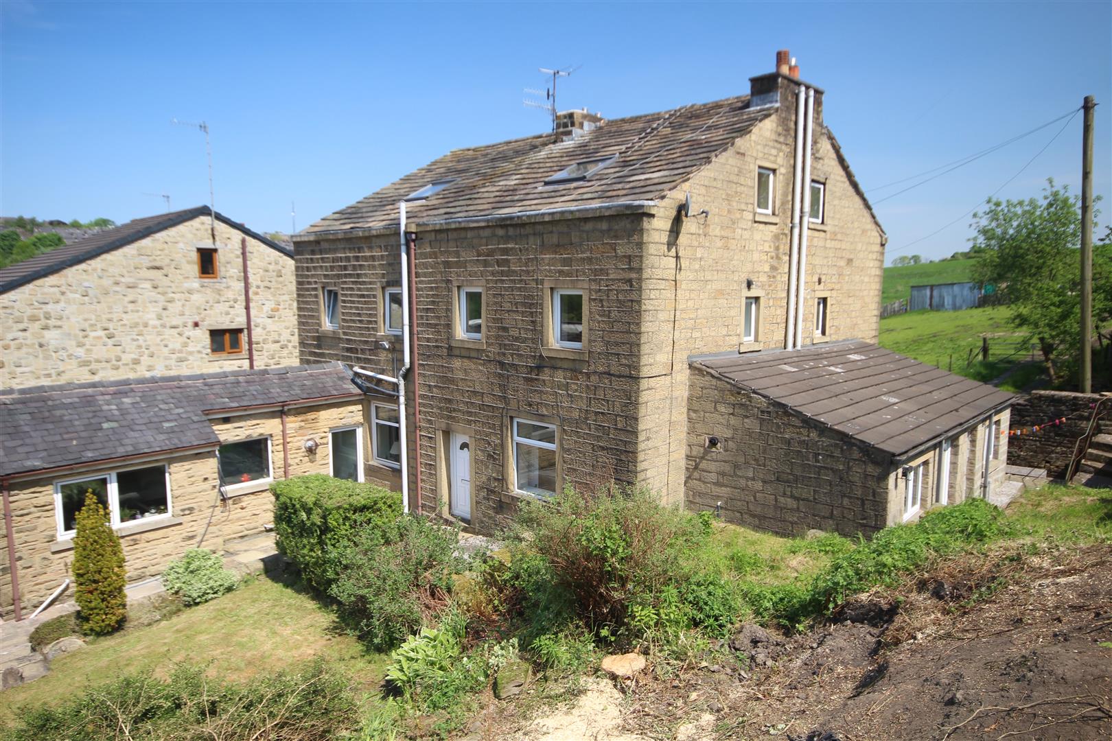 2 bedroom end terrace house To Let in Colne - Main Image